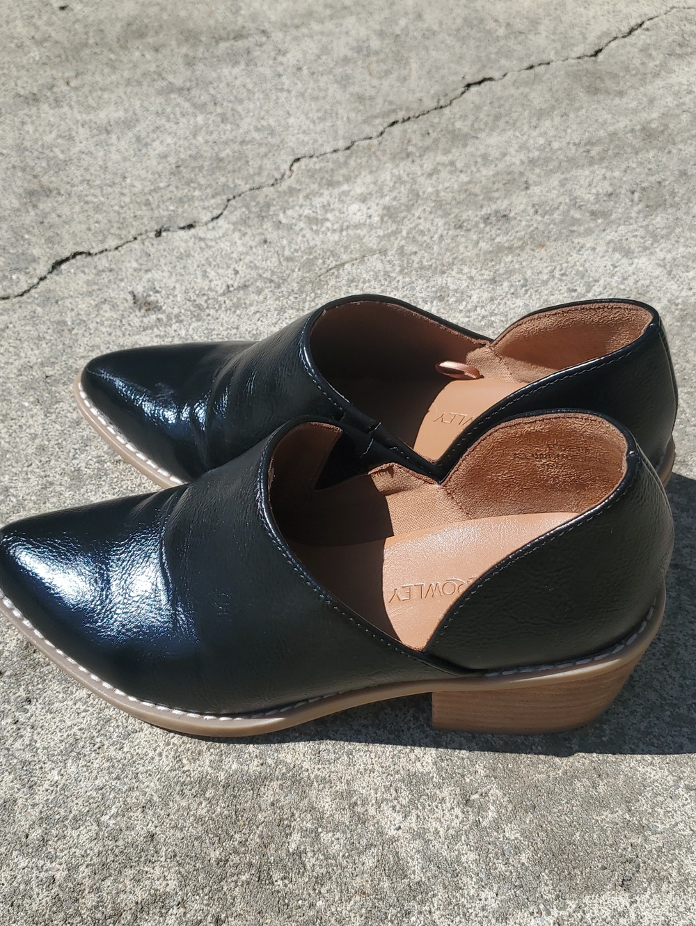 Cynthia Rowley Black Faux Leather Shoes Size 7M White Stiching